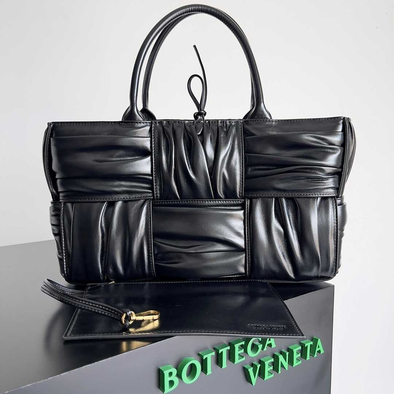 Bo*te*ga ve*ne*ta small arco tote black