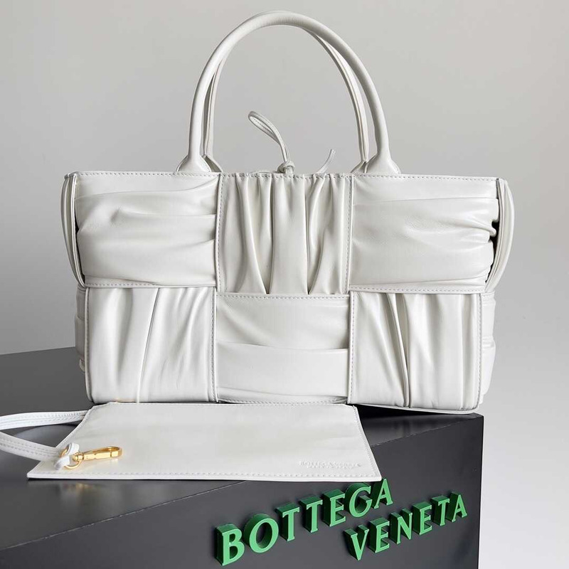 Bo*te*ga ve*ne*ta small arco tote white