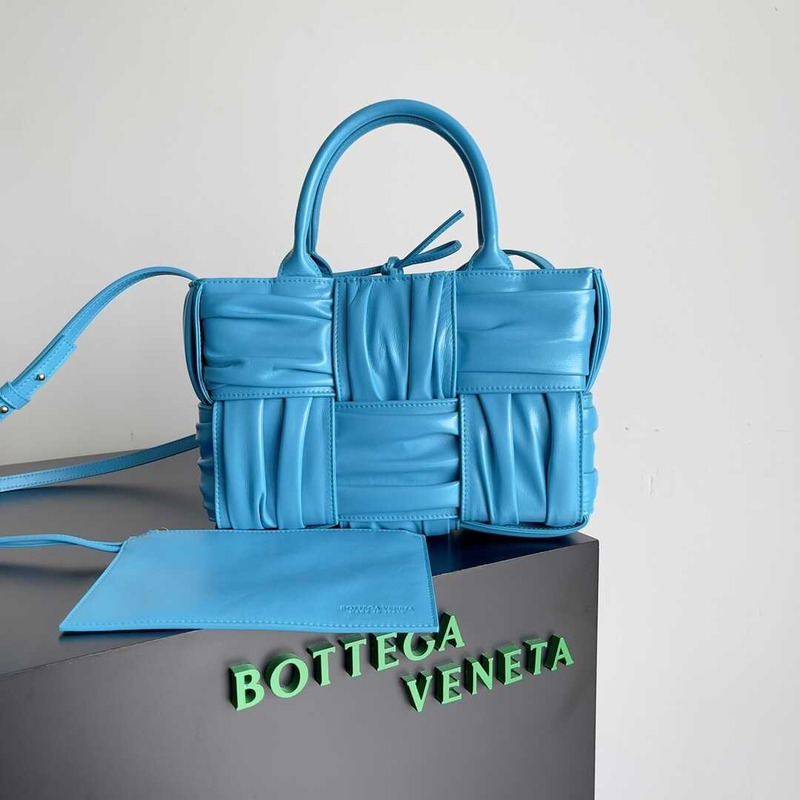 Bo*te*ga ve*ne*ta mini arco tote blue