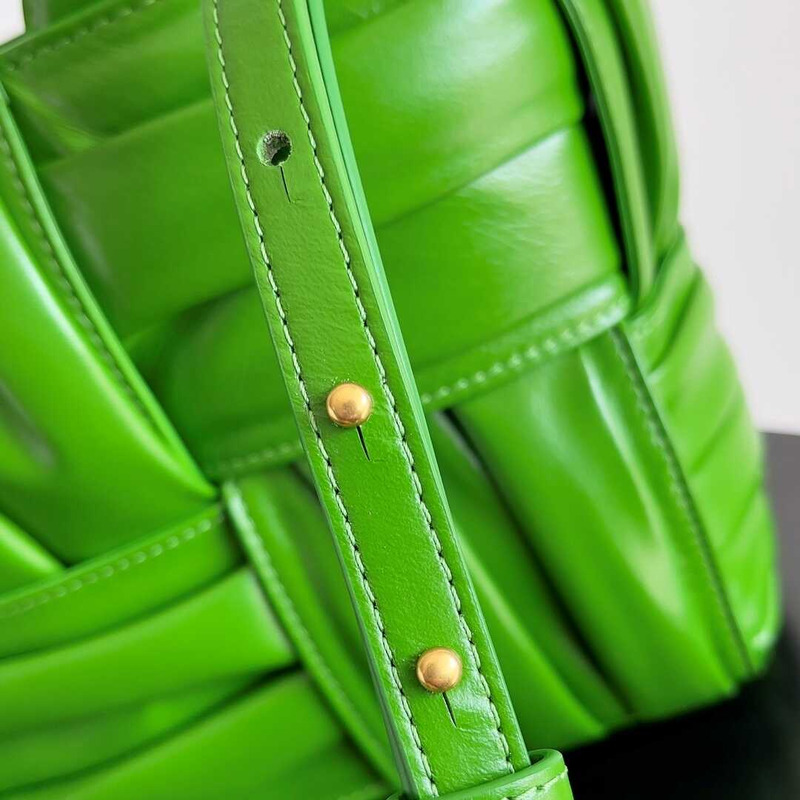 Bo*te*ga ve*ne*ta mini arco tote green