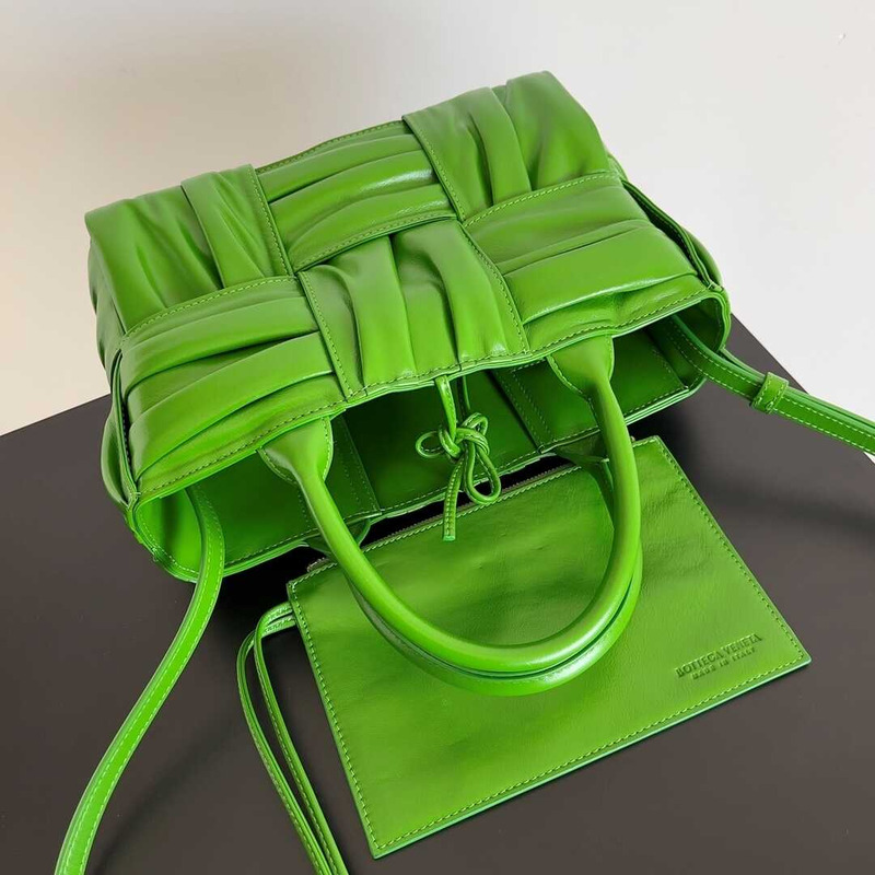 Bo*te*ga ve*ne*ta mini arco tote green