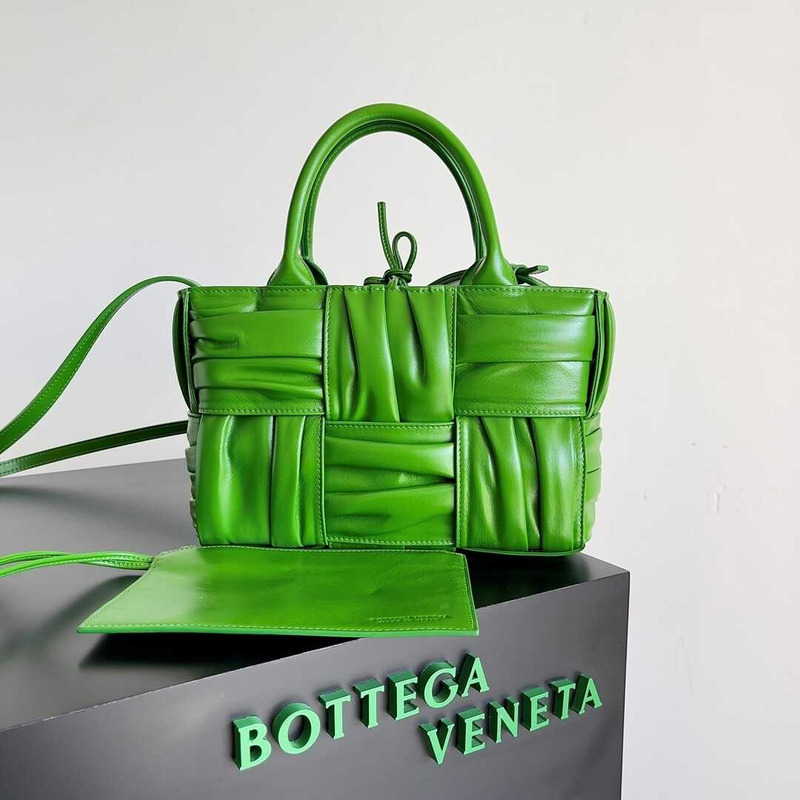 Bo*te*ga ve*ne*ta mini arco tote green