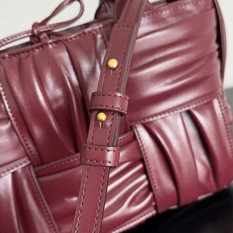 Bo*te*ga ve*ne*ta mini arco tote burgundy red