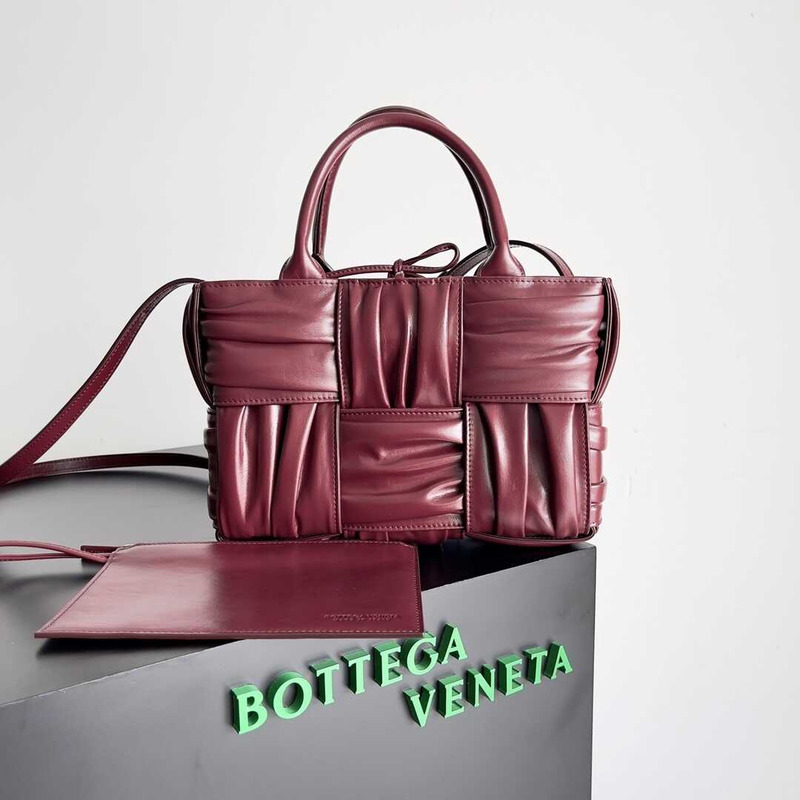 Bo*te*ga ve*ne*ta mini arco tote burgundy red