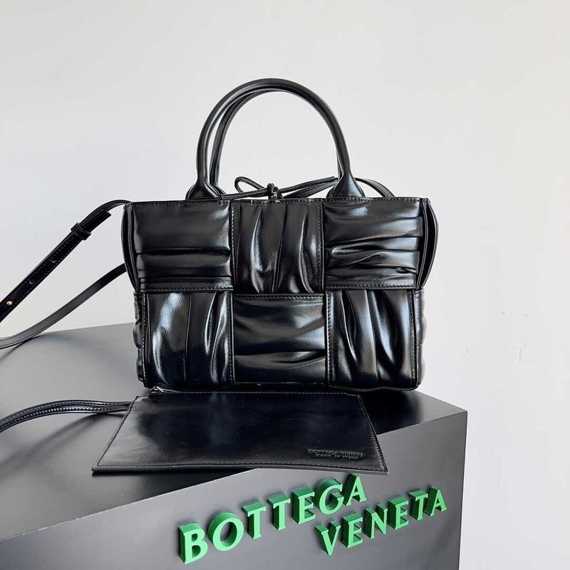 Bo*te*ga ve*ne*ta mini arco tote black