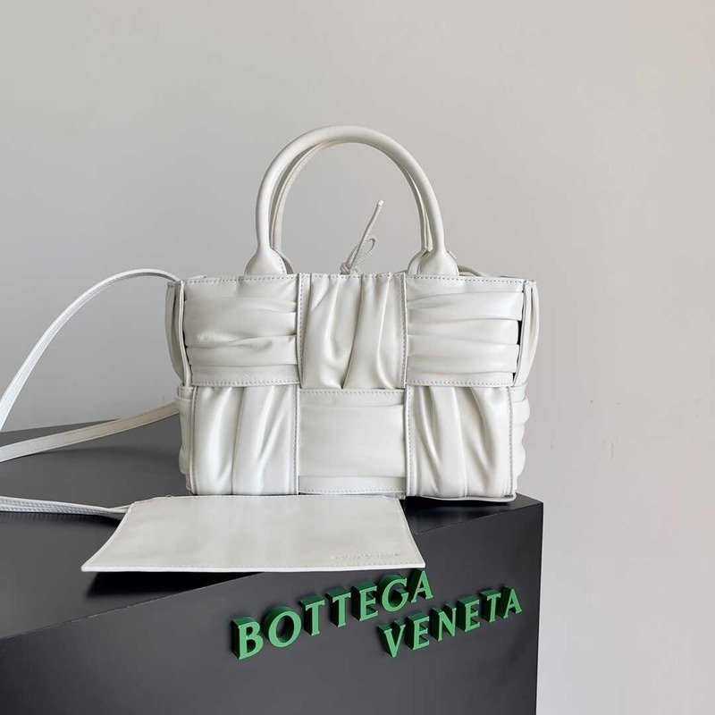 Bo*te*ga ve*ne*ta mini arco tote white