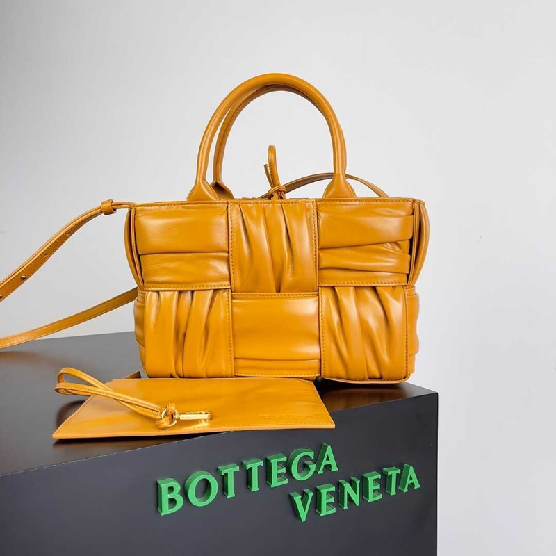 Bo*te*ga ve*ne*ta mini arco tote orange