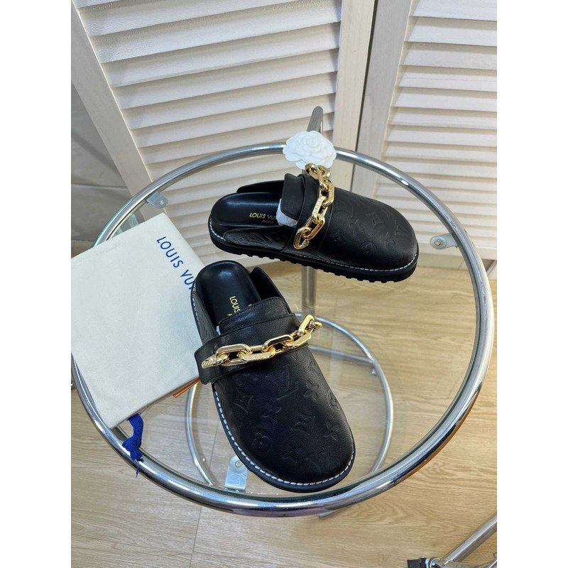 l**is V*t*n fireplace chain in black loafers