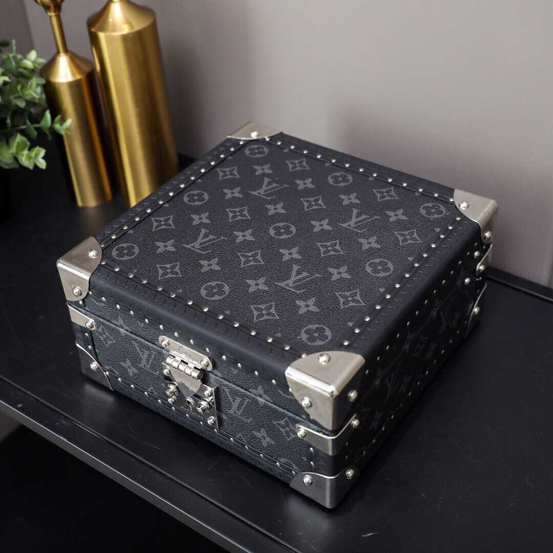 l**is V*t*n coffret tresor jewellery box  monogram