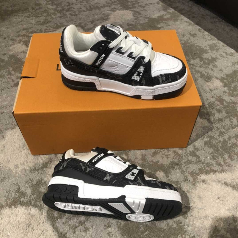 l**is V*t*n kids trainer line sneakers white&black