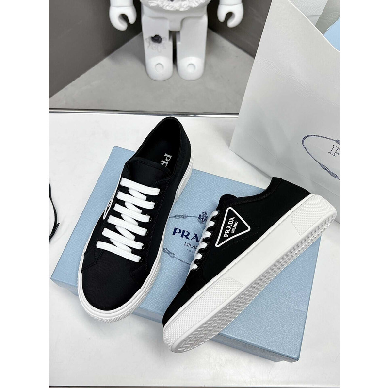 Pra*a logo print low top sneakers black