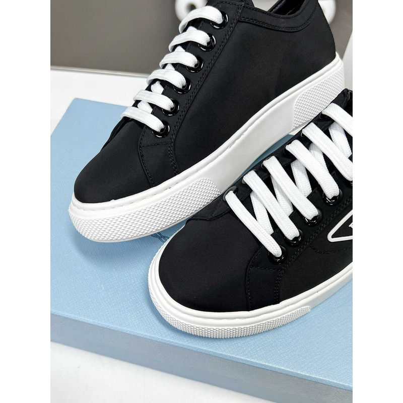 Pra*a logo print low top sneakers black