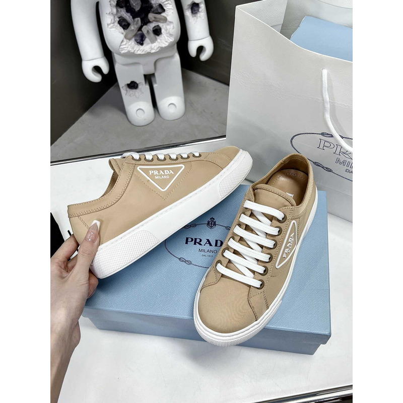 Pra*a logo print low top sneakers brown