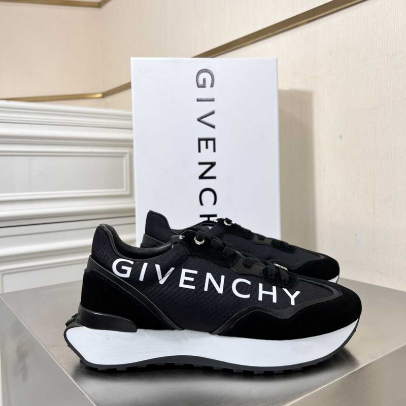 GIVENCHY BLACK ‘GIV RUNNER’ SNEAKERS