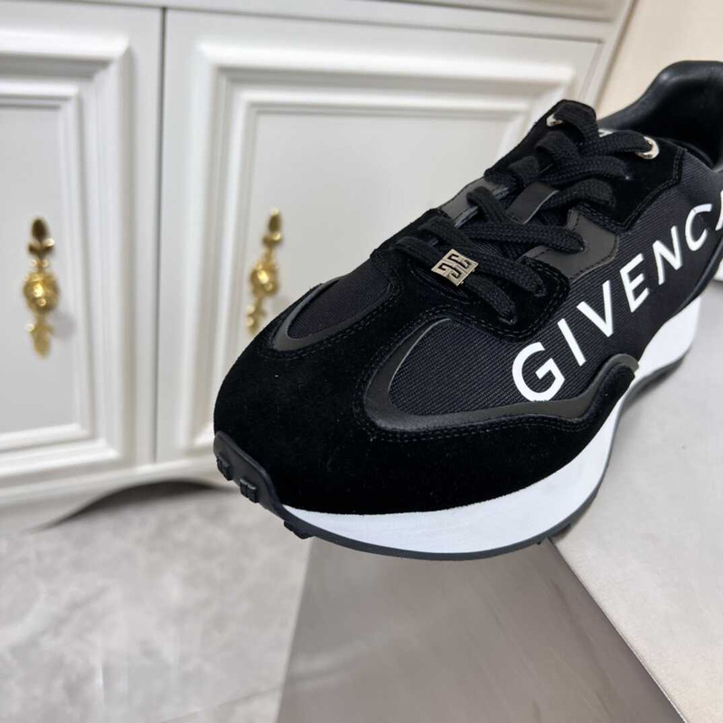 GIVENCHY BLACK ‘GIV RUNNER’ SNEAKERS