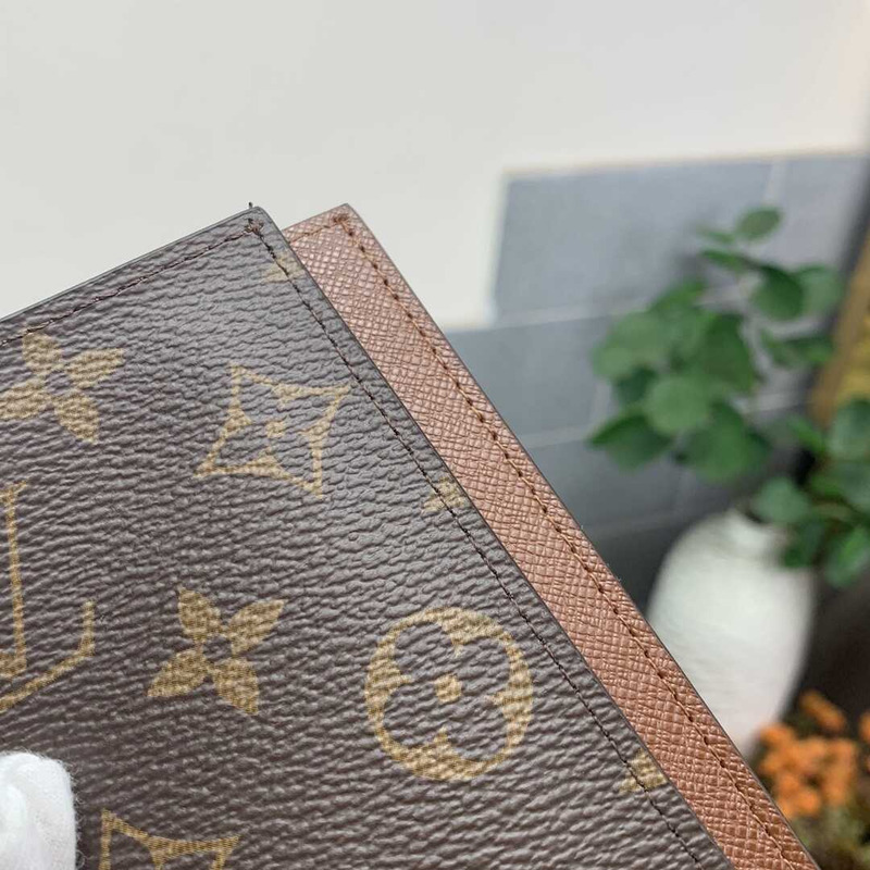 l**is V*t*n passport cover