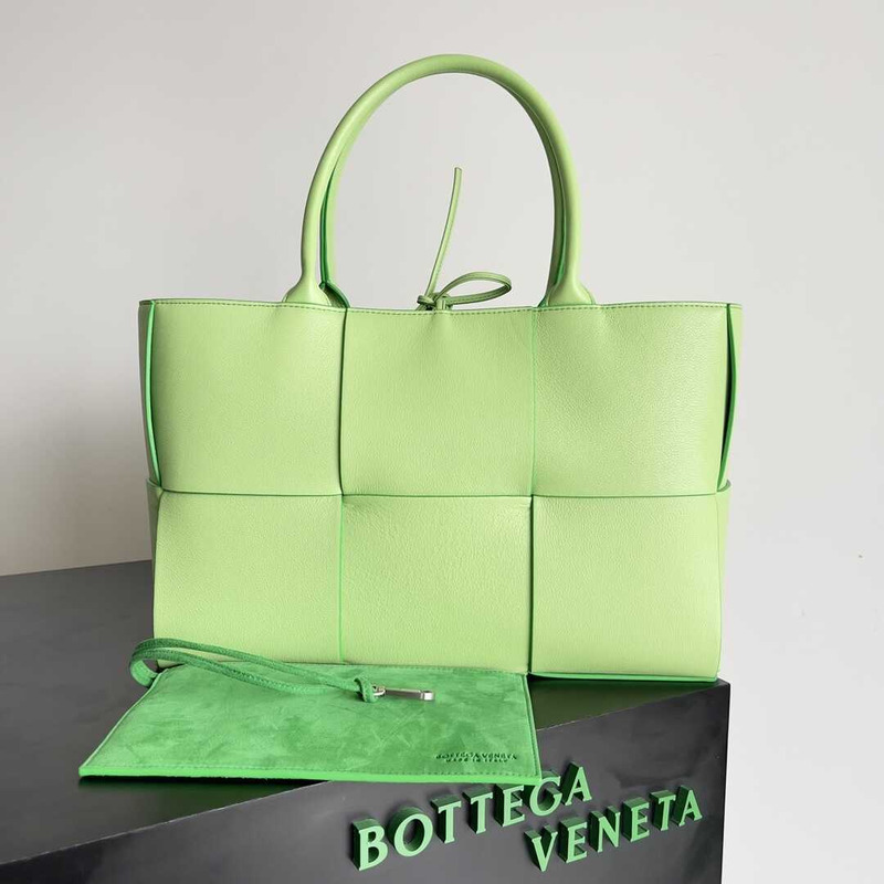 Bo*te*ga ve*ne*ta medium arco tote bag parakeet