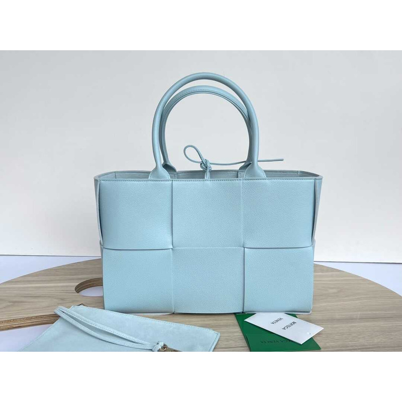 Bo*te*ga ve*ne*ta small arco tote bag pale blue