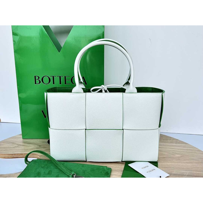 Bo*te*ga ve*ne*ta arco calfskin leather tote bag white