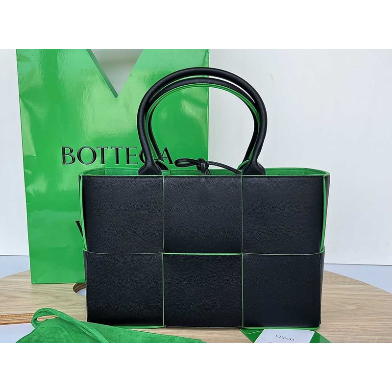 Bo*te*ga ve*ne*ta arco calfskin leather tote bag black