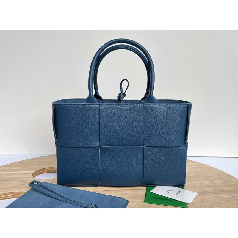 Bo*te*ga ve*ne*ta arco calfskin leather tote bag dark blue