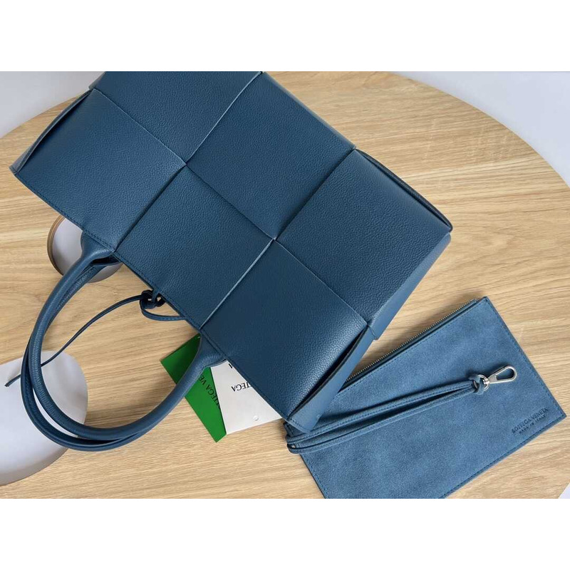 Bo*te*ga ve*ne*ta arco calfskin leather tote bag dark blue