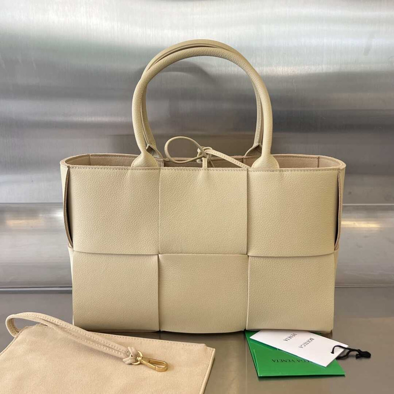 Bo*te*ga ve*ne*ta arco calfskin leather tote bag beige