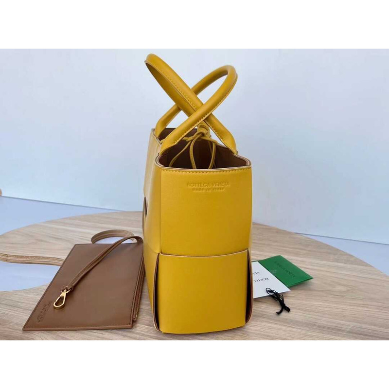 Bo*te*ga ve*ne*ta arco lambskin leather tote bag yellow