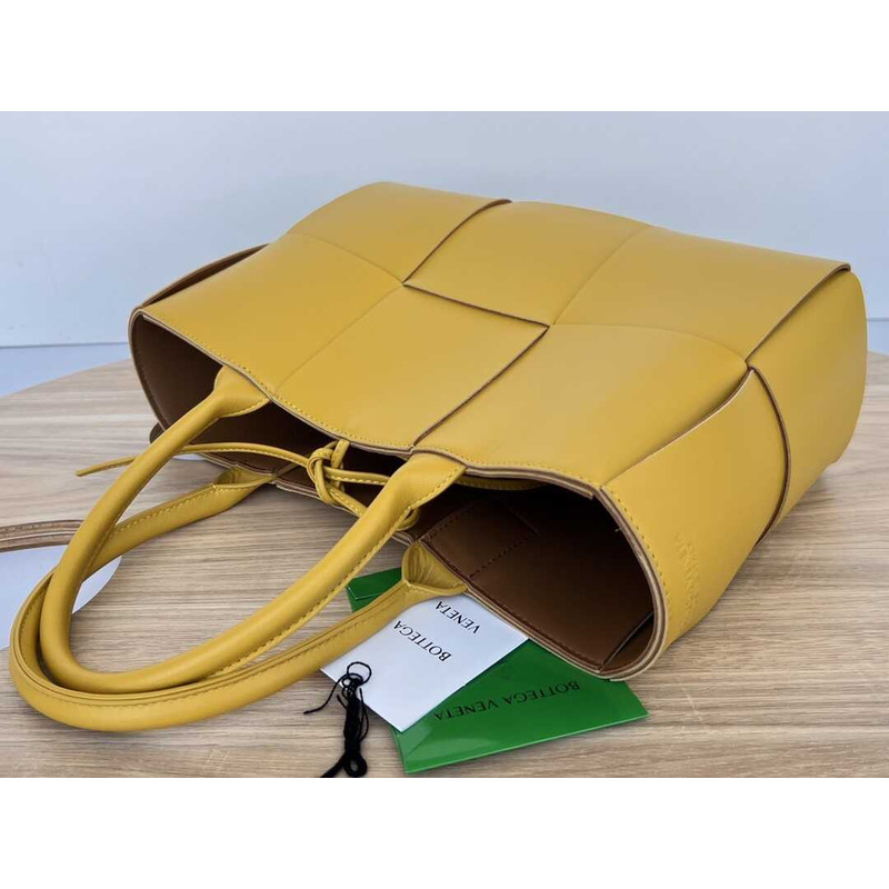 Bo*te*ga ve*ne*ta arco lambskin leather tote bag yellow