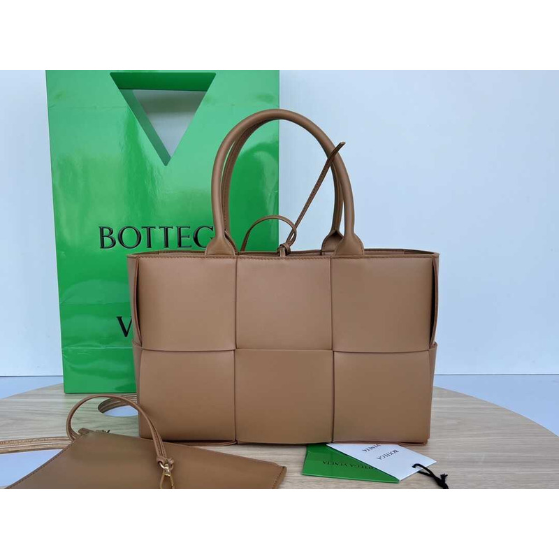 Bo*te*ga ve*ne*ta arco lambskin leather tote bag coffee