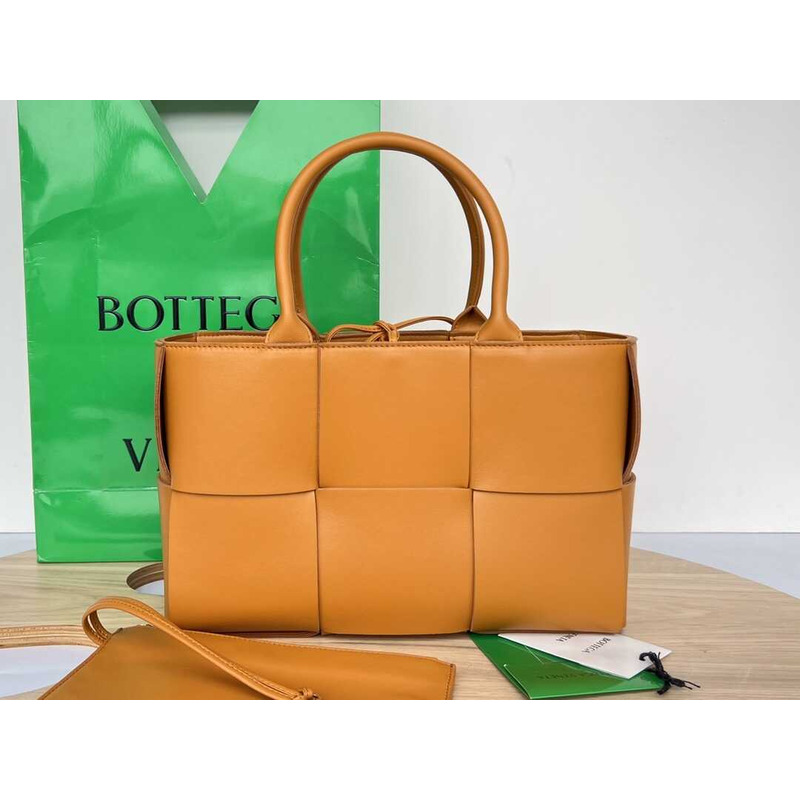 Bo*te*ga ve*ne*ta arco lambskin leather tote bag brown