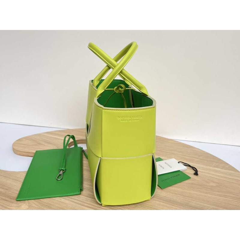 Bo*te*ga ve*ne*ta arco lambskin leather tote bag lime