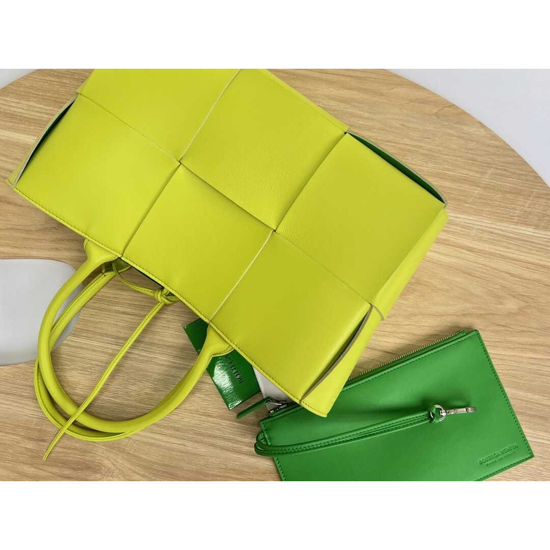 Bo*te*ga ve*ne*ta arco lambskin leather tote bag lime