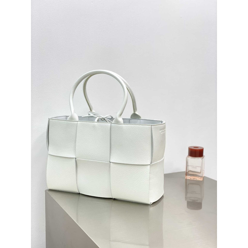 Bo*te*ga ve*ne*ta arco calfskin leather tote bag white