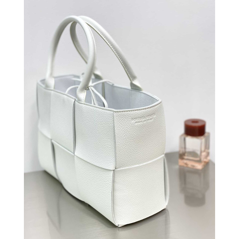 Bo*te*ga ve*ne*ta arco calfskin leather tote bag white