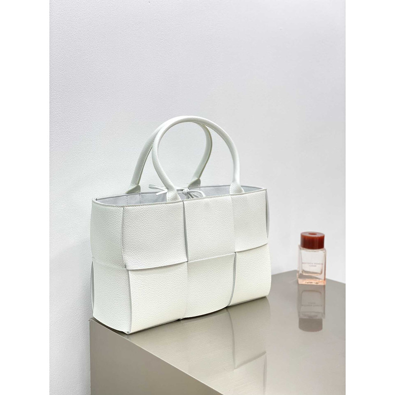 Bo*te*ga ve*ne*ta arco calfskin leather tote bag white