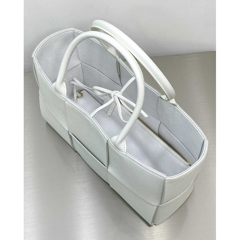 Bo*te*ga ve*ne*ta arco calfskin leather tote bag white