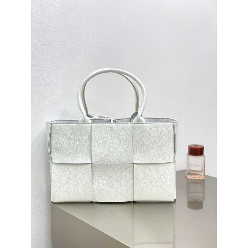 Bo*te*ga ve*ne*ta arco calfskin leather tote bag white