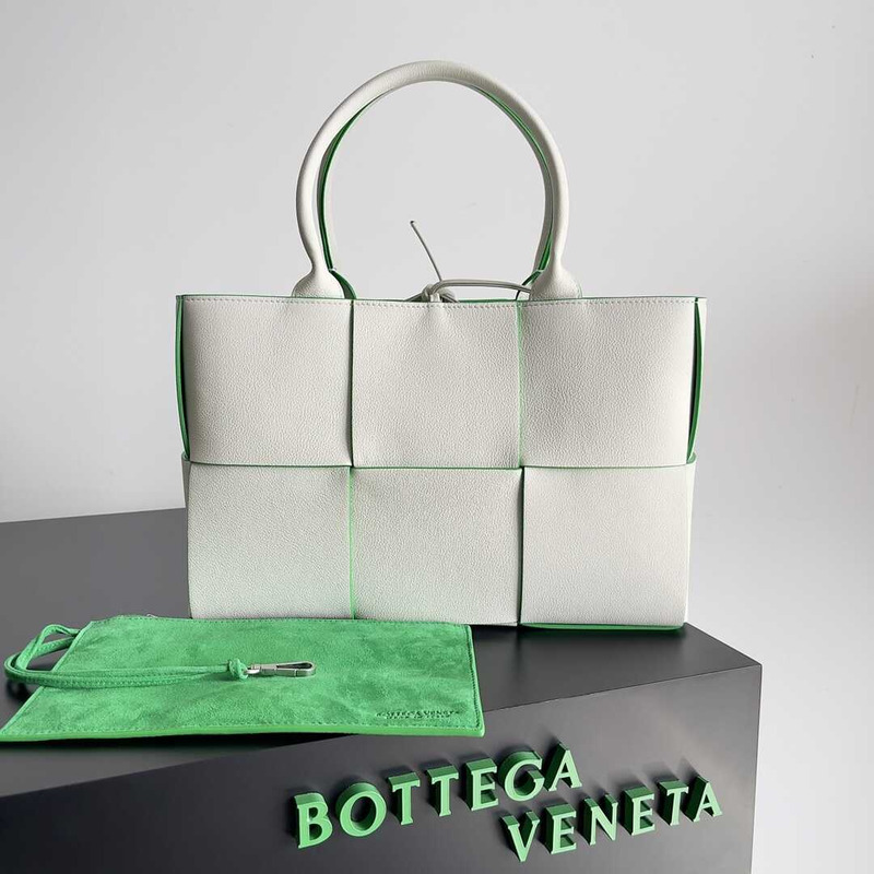 Bo*te*ga ve*ne*ta arco calfskin leather tote bag white