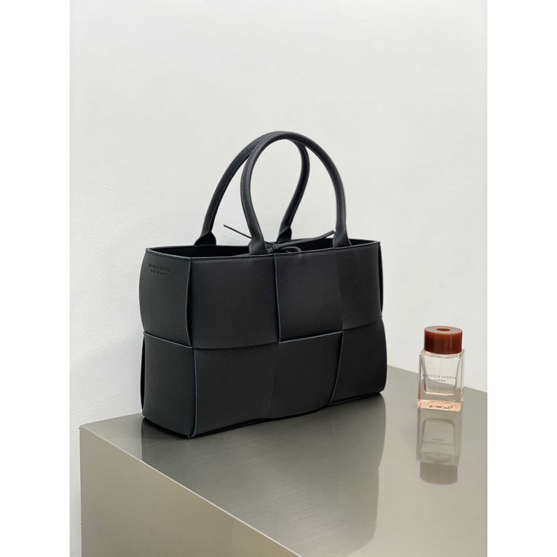 Bo*te*ga ve*ne*ta arco calfskin leather tote bag black