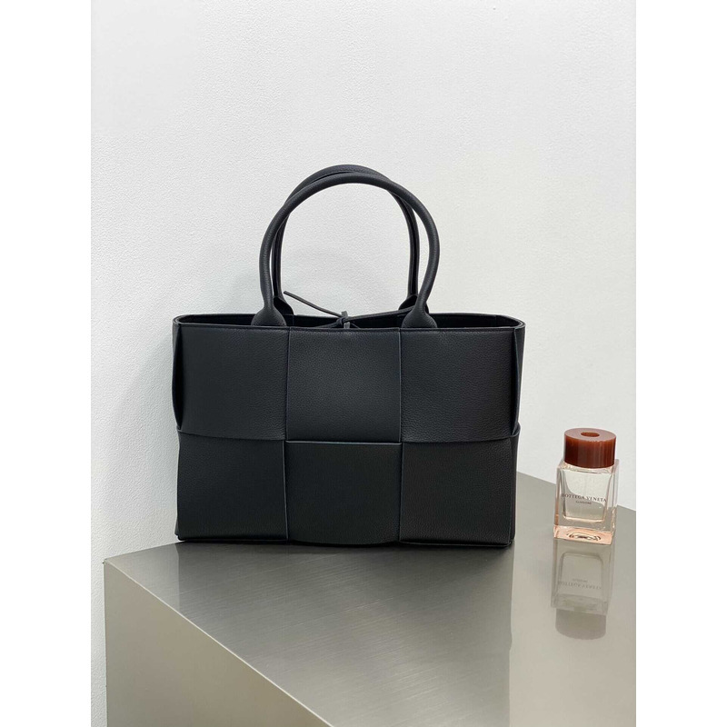 Bo*te*ga ve*ne*ta arco calfskin leather tote bag black