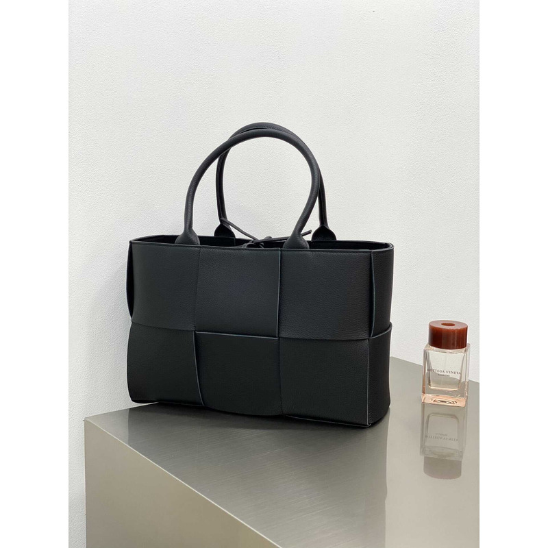 Bo*te*ga ve*ne*ta arco calfskin leather tote bag black