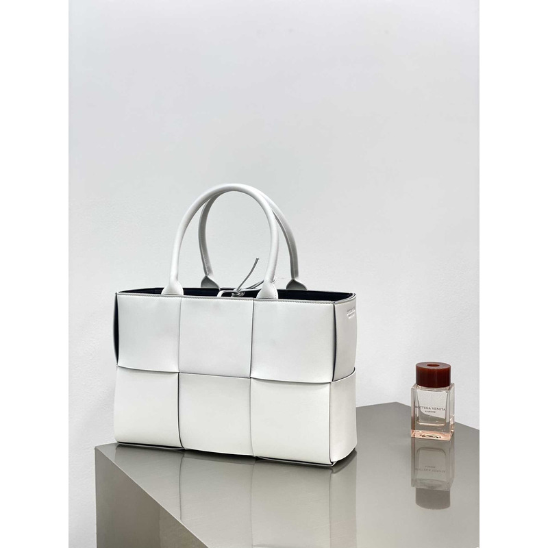 Bo*te*ga ve*ne*ta arco lambskin leather tote bag white