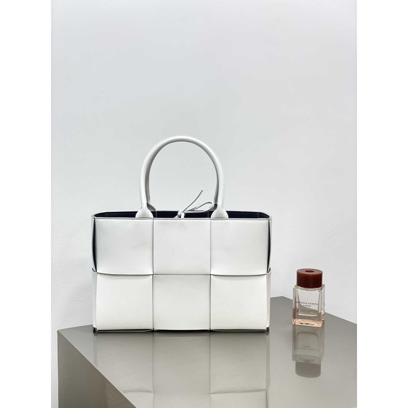 Bo*te*ga ve*ne*ta arco lambskin leather tote bag white