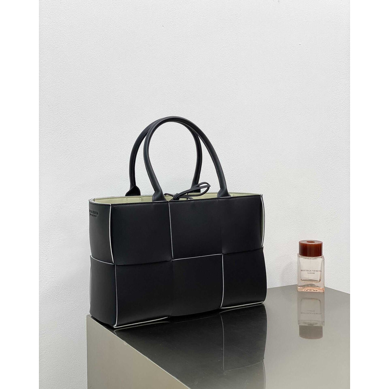 Bo*te*ga ve*ne*ta arco lambskin leather tote bag black