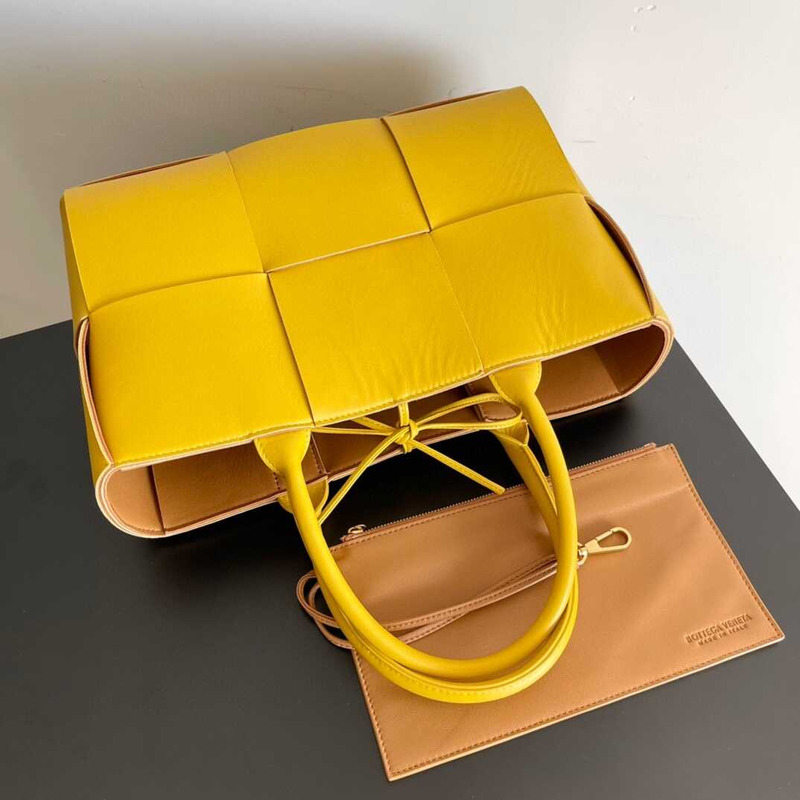 Bo*te*ga ve*ne*ta arco lambskin leather tote bag yellow