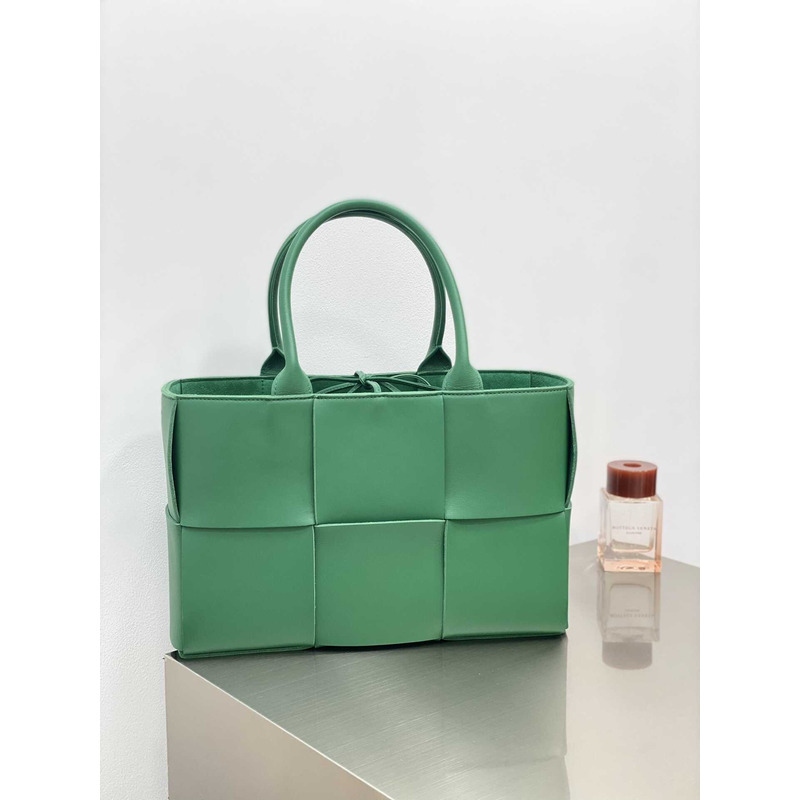 Bo*te*ga ve*ne*ta arco lambskin leather tote bag green