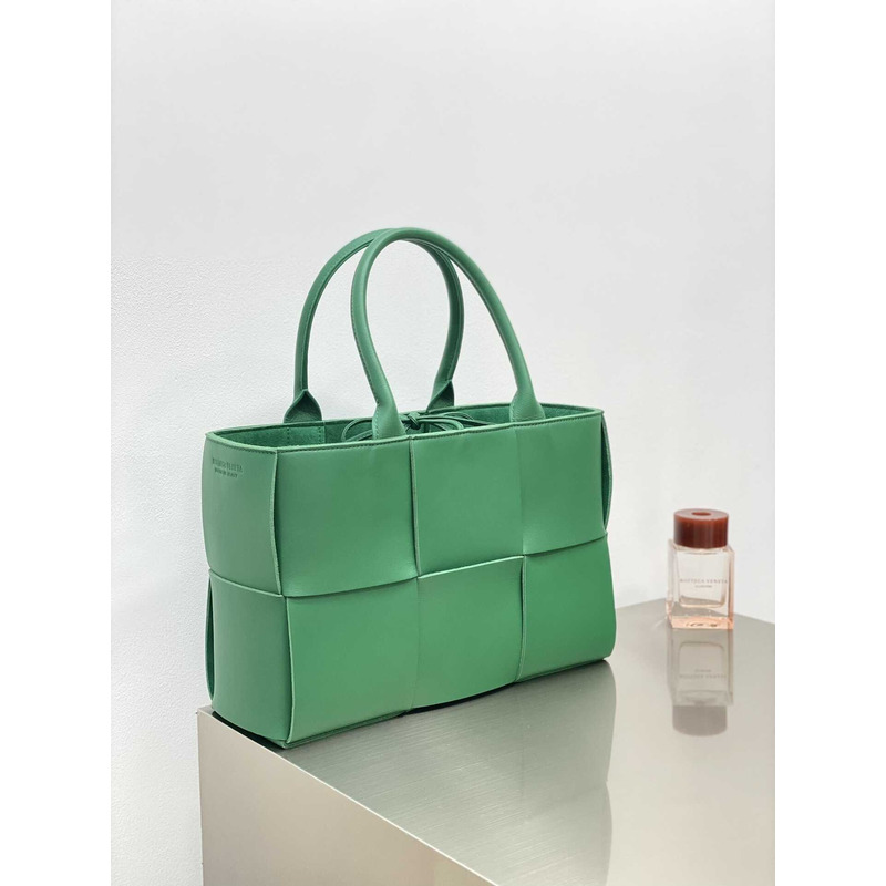 Bo*te*ga ve*ne*ta arco lambskin leather tote bag green