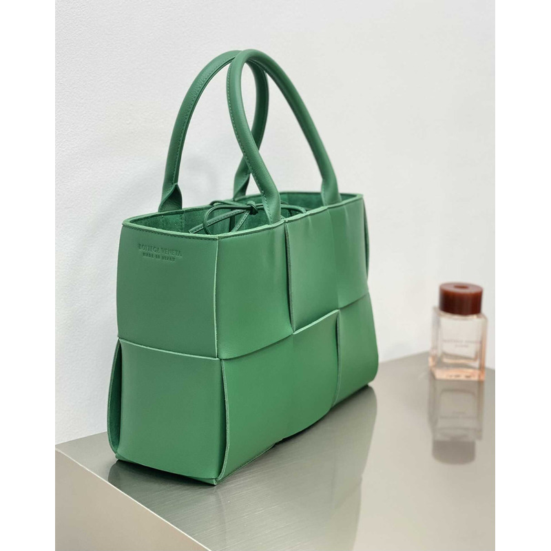 Bo*te*ga ve*ne*ta arco lambskin leather tote bag green