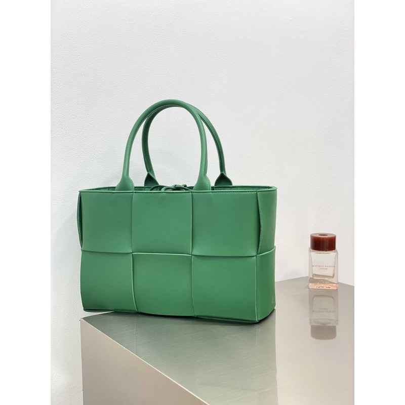 Bo*te*ga ve*ne*ta arco lambskin leather tote bag green